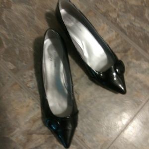 Size 10M Ann Klein iflex kitten heels